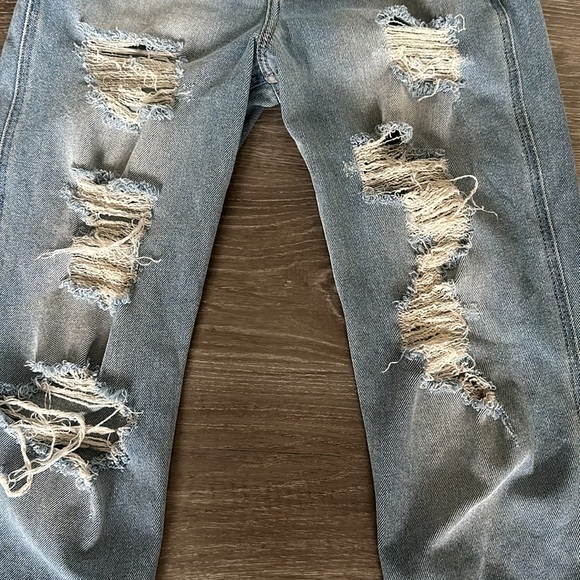 Hollister Ultra High-Rise Mom Jean - Picture 2 of 6